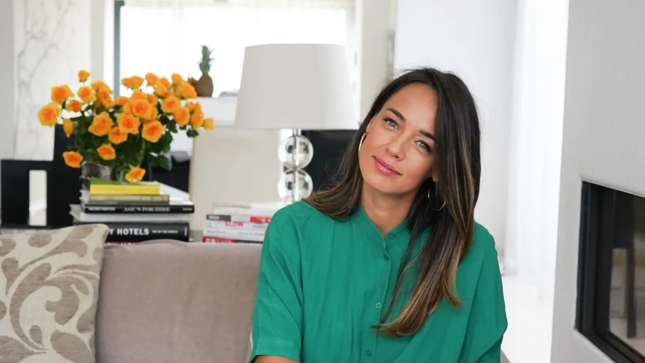 Andreea Raicu s-a pozat nemachiată la 42 de ani. Cum arată vedeta