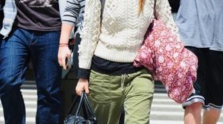 Rachel Bilson se comporta bizar