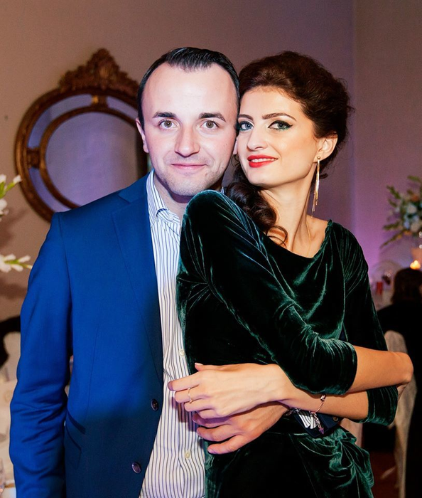 Crina este extrem de fericită şi în viaţa personală, după ce s-a căsătorit cu Rareş Florea, directorul comercial al unei companii de top din Europa