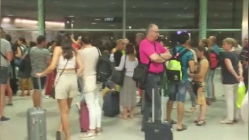 150 de români blocaţi de uraganul Ophelia pe aeroportul din Liverpool:”Avionul s-a întors gol în ţară”