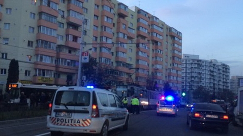 O batrana a fost lovita de un tramvai in Capitala, in timp ce traversa pe rosu! Medicii si-au facut cruce cand au examinat-o