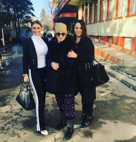 Trei ani de la moartea Ionelei Prodan. Fiica ei, Anamaria, distrusă de durere la cimitir: “Ești viața mea toată, te iubesc!”