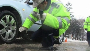Șoferii pot primi amendă chiar dacă au anvelopele de iarnă montate. Ce prevede Codul Rutier
