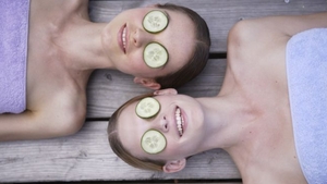 N-o să-ţi vină să crezi ce fac unele femei pentru a fi frumoase! Unele tratamente cosmetice sunt de-a dreptul scârboase!