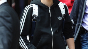 S-au calcat pe picioare si si-au dat coate in coaste ca sa-l atinga pe Justin Bieber! Vezi unde s-a intamplat!