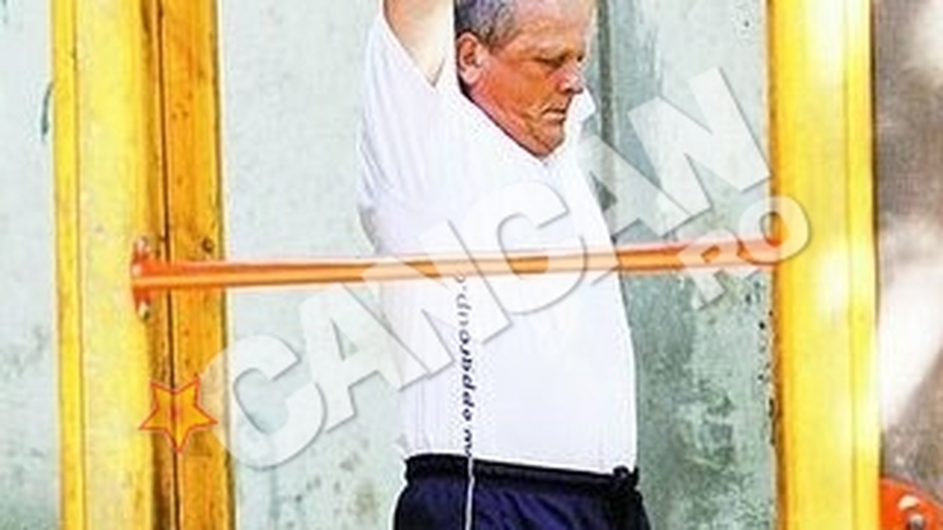 Stolo, antrenament dur in ziua alegerilor. Inainte de a merge la vot, fostul premier a facut flotari si tractiuni in parc
