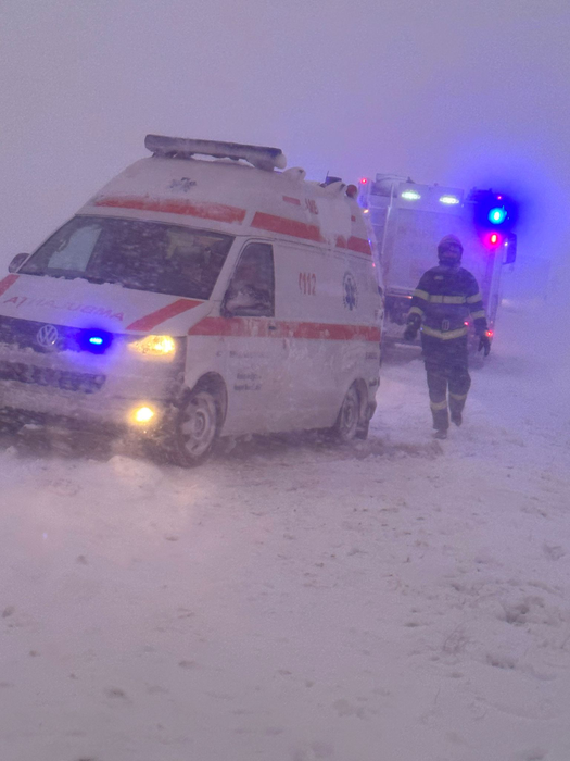 Cod roşu în România! Românii, sfătuiţi să stea în case! Drumuri închise şi fenomene meteo extreme. Încă 6 județe sunt vizate de vreme rea