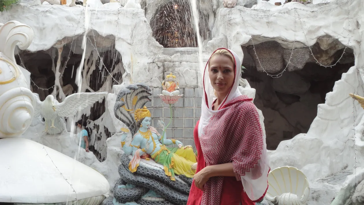 In timp ce unii o dau disparuta, Iulia Vantur se regaseste prin meditatie intr-un ashram indian!