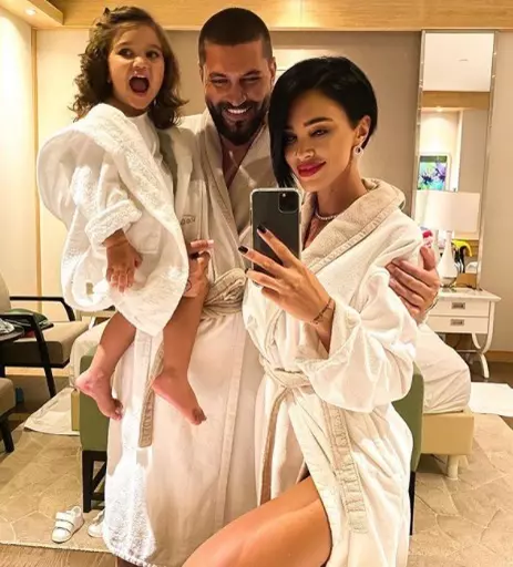 Cum arată casa în care locuiesc Adelina Pestrițu și Virgil Steblea. Vila are un living spațios și un dressing imens