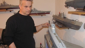 Ce pasiune şi-a găsit un poliţist din Ialomiţa. A construit o flotilă în sufragerie!