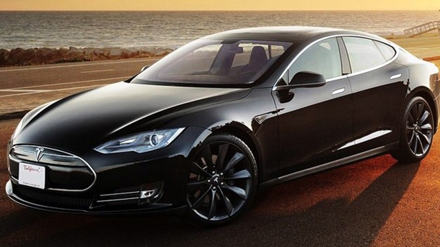 Câţi bani a plătit un american pe o maşină Tesla Model S! Vezi în ce monedă s-a făcut tranzacţia