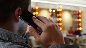 O nouă înșelătorie telefonică face zilnic victime. De ce nu e bine să răspundeți la aceste apeluri