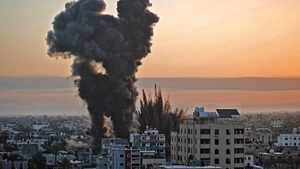 Israelul a pus la pământ, într-un atac, o clădire Hamas cu 10 etaje din Gaza. Palestininenii, ripostă cu o ploaie de rachete asupra Tel Avivului. FOTO&VIDEO