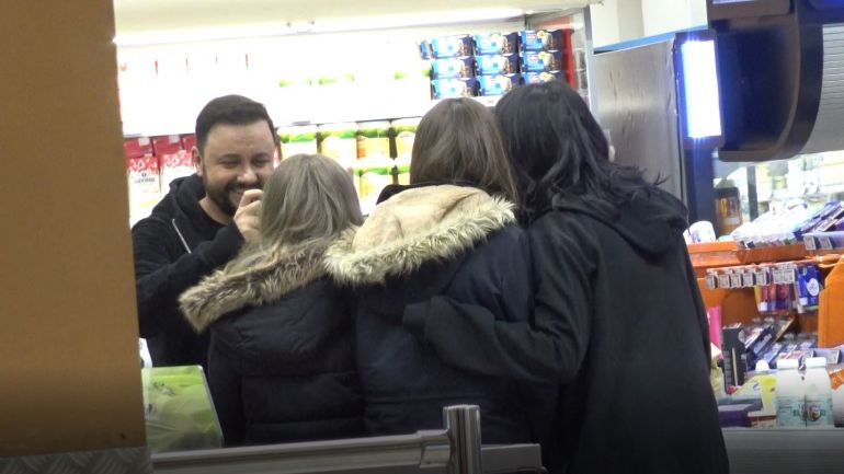 Andra și Cătălin Măruță, fotografiați în ipostaze emoționante într-un magazin © wowbiz.ro