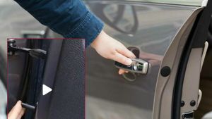 Butonul secret din interiorul uşilor maşinilor. Nu toate autoturismele îl au. La ce se foloseşte, de fapt