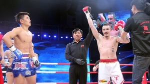 INCREDIBIL! Ce s-a intamplat cu acest copil, la 16 ani dupa ce tatal sau l-a pozat cu centura de campion!