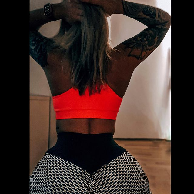Eileen e super-dotată, dar nu de la "mama natură" înzestrată! E tatuată toată și zici că-i Anda Adam reîncarnată!
