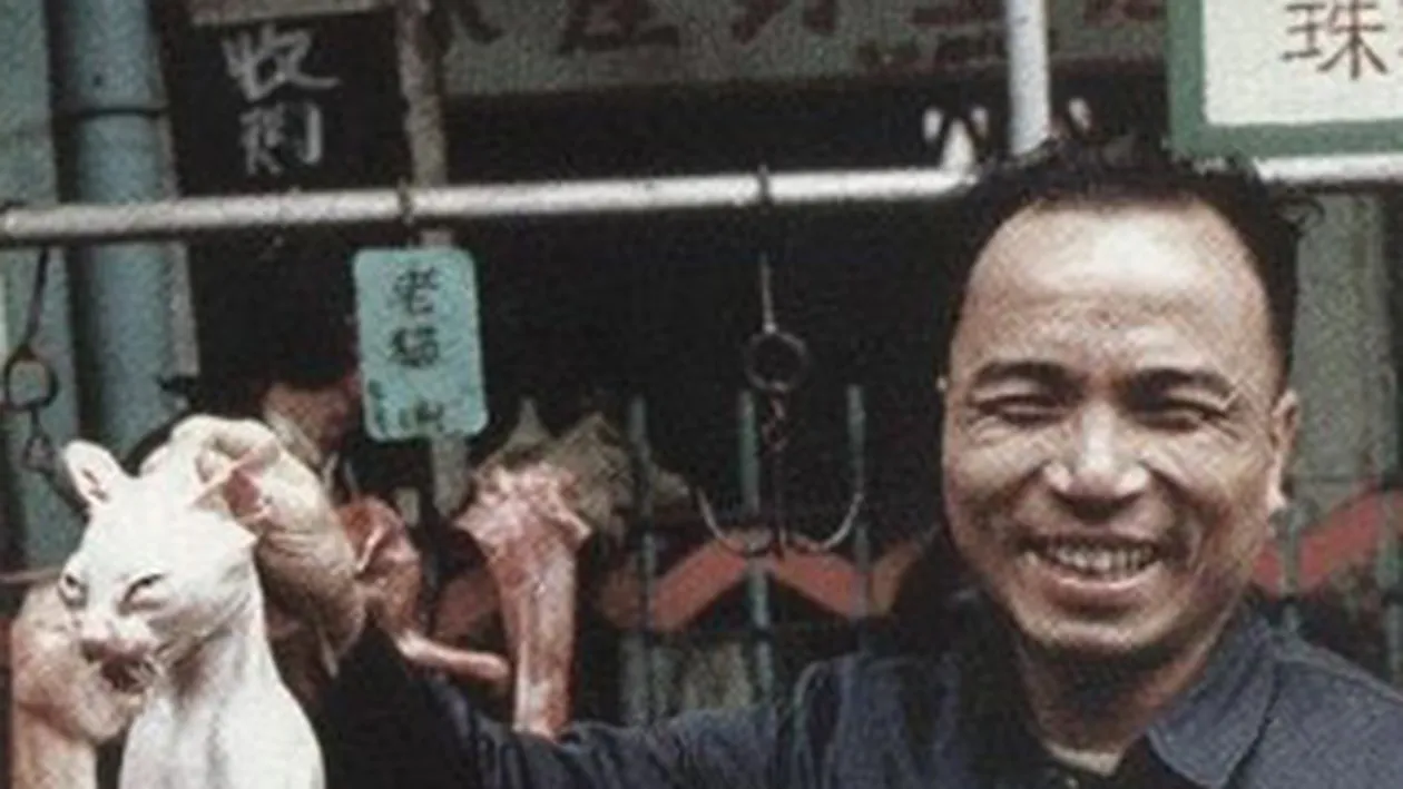 Fotografii INGROZITOARE! Credeai ca e gluma atunci cand auzeai ca in China se mananca pisici si caini?! Un satanist asiatic mananca un avorton prajit!