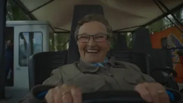 O bunica de 78 de ani s-a filmat in timp ce facea asta pentru prima data! Imaginile au ajuns pe internet