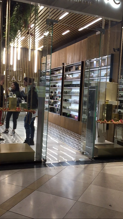 Departe de a se arăta plictisit că e "târât" la cumpărături, Adrian i-a oferit sfaturi pertinente lui Ruby