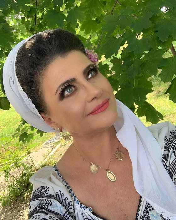 Steliana Sima, în costum popular (Sursă: Instagram)