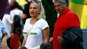 Exclusiv | Soţul cântăreţei era la doar câţiva metri mai încolo. Am fotografiat-o pe Anda Adam  îmbrăţişată în parc cu…