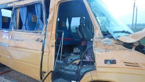 Un microbuz cu elevi a fost implicat într-un accident în Prahova. A fost activat planul roşu