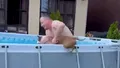 Căldură mare. Un câine nu se lasă scos din piscină VIDEO