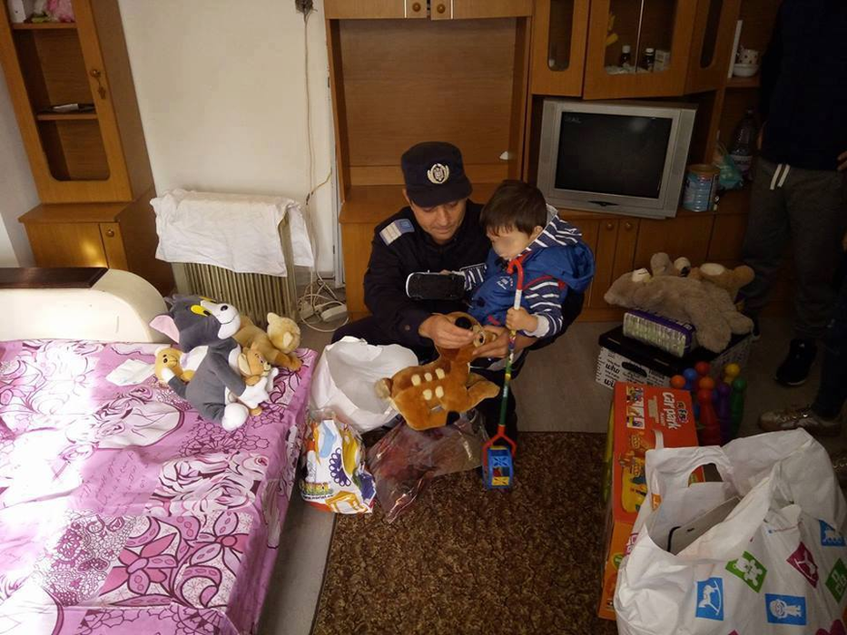 El e jandarmul care a făcut un copil să plângă de fericire! Cel mic nu fusese niciodată vizitat de Moş-Crăciun