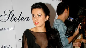 Aroganta sexy a sotiei lui Bogdan Stelea! A defilat fara sutien la propria lansare