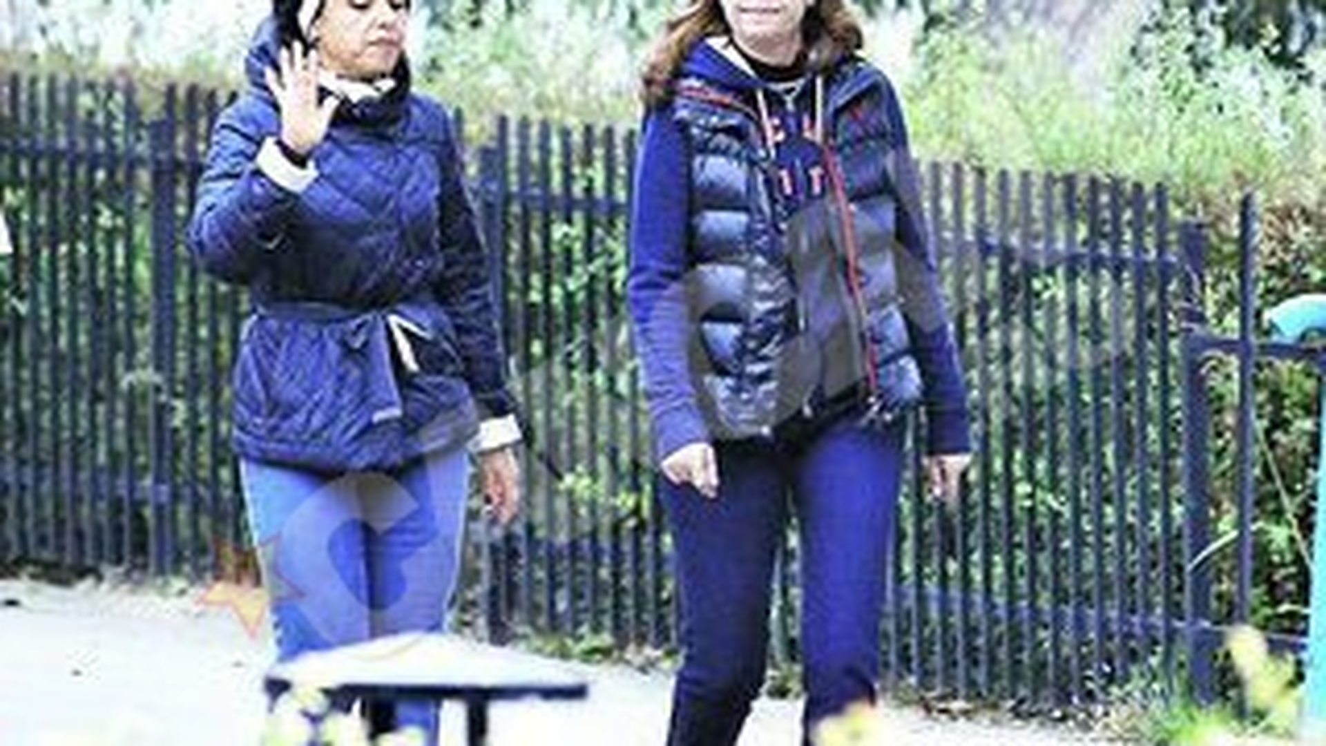 Cristiana Copos si Mihaela Geoana au imbinat utilul cu placutul! Campioane la "susoteli viteza" in parcul Herastrau