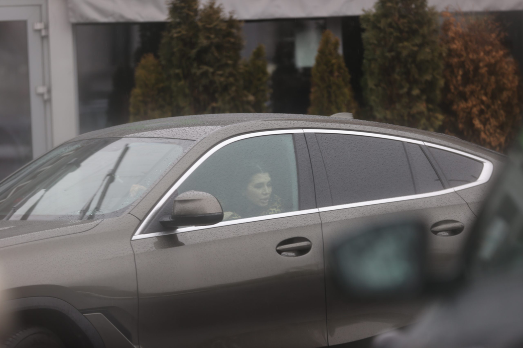 Elena Băsescu a plecat în oraș la bordul unui BMW X6 de 100.000 de euro (Foto: CANCAN.RO)