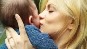 Simona Gherghe, la plimbare cu fiica ei! Privirile tuturor au rămas la un alt detaliu care apare în poză