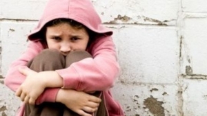 Fotografia cu această tânără a devenit virală pe Facebook! Alexandra nu are mâini şi îşi îngrijeşte singură copilul:,,N-o ajută nimeni’’
