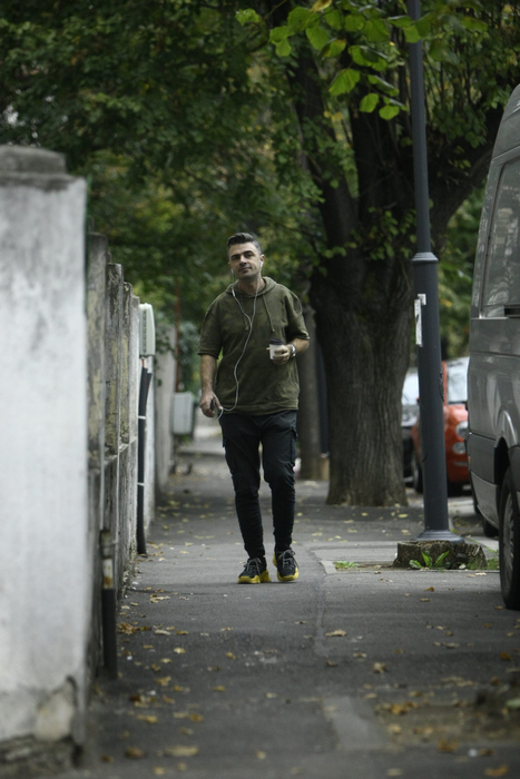 Cornel Ilie, trist și abătut, la plimbare în Dorobanți