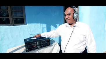 Pazea, lautar la platane! Celebrul DJ Vasile de la Zdob si Zdub a turnat un videoclip in curtea casei batranesti! Iti place?