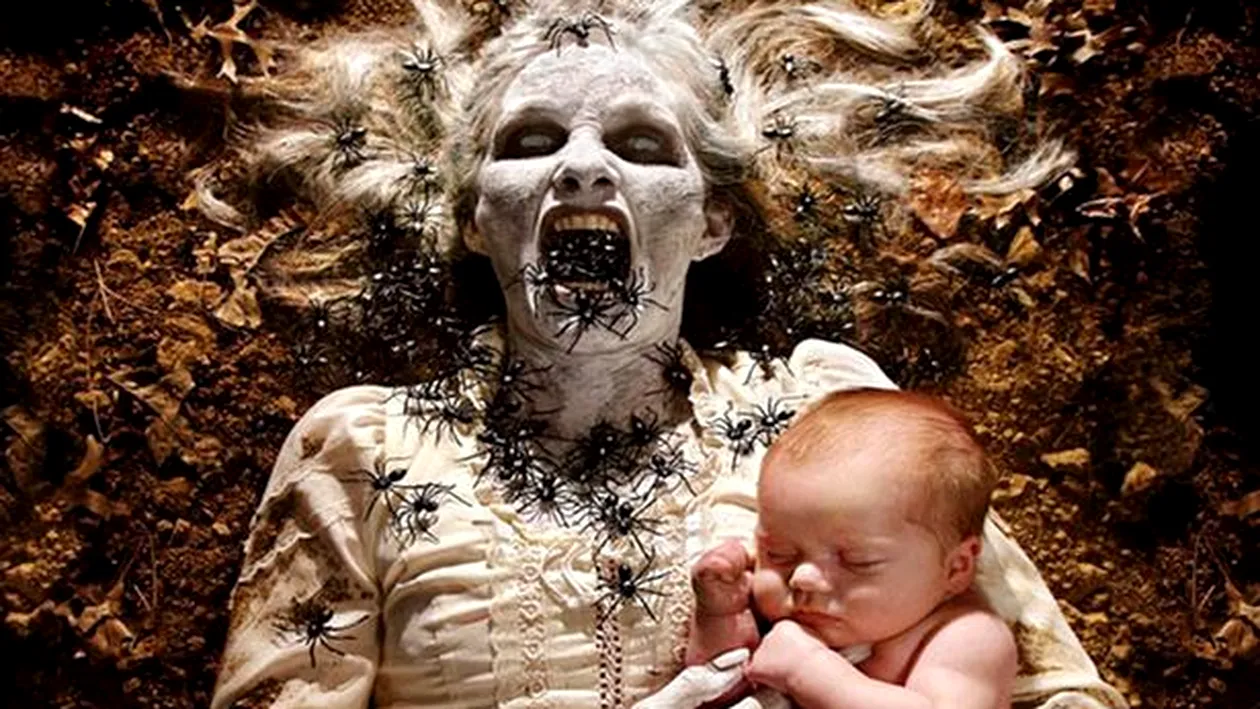 Un fotograf celebru a lucrat 13 ani la un proiect inedit! Şi-a fotografiat soţia şi copii plini de sânge, lângă un monstru!