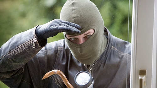 Culmea tupeului în România! Un HOŢ a sunat la 112 şi a cerut să fie salvat de poliţişti!