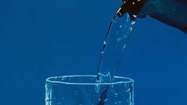 CURA SPECIALA! Bea jumatate de litru de apa inainte de mesele principale si slabesti 5 kg in 3 luni!