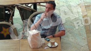 Meme Stoica face shopping cu telefonul. I-a cautat treninguri lui Becali prin mall?