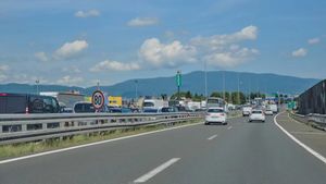 Obiectele periculoase aruncate pe Autostrada Soarelui. Șoferi, conduceți cu mare atenție!