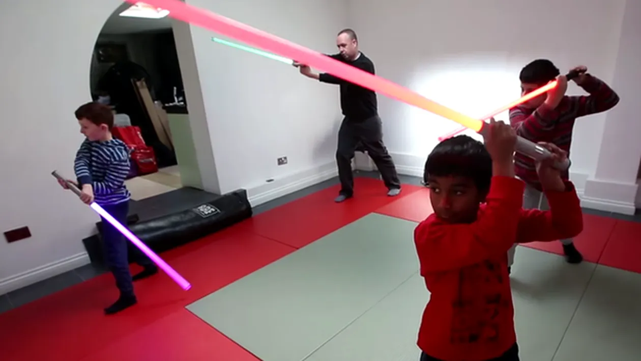 Se îmbrăca precum un Jedi şi este instructorul preferat al copiilor! Află despre cine este vorba! 