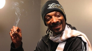 Rapperul Snoop Dogg, surpriză de proporţii pentru fanii români. Selfie-ul cu care s-a „teleportat“ într-o comună. „La tine a venit?“