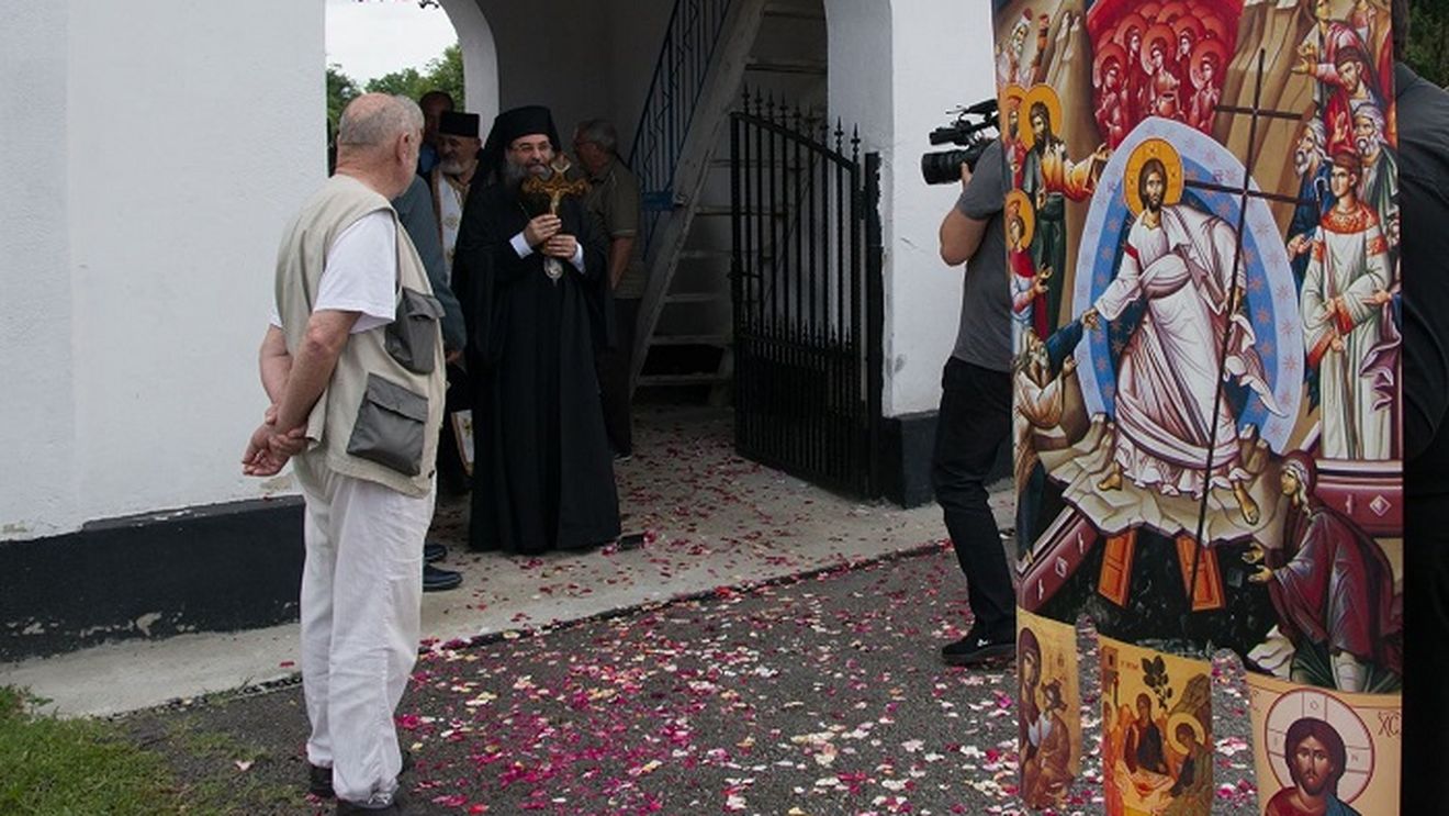 Imagini unice. Episcopul din Slatina, primit cu... covor de petale de trandafiri la Slătioara. Sătenii au adunat florile din curți și le-au împrăștiat pe stradă