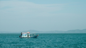 Un vas de pescuit s-a scufundat în Marea Neagră după un atac. Sunt morți și răniți