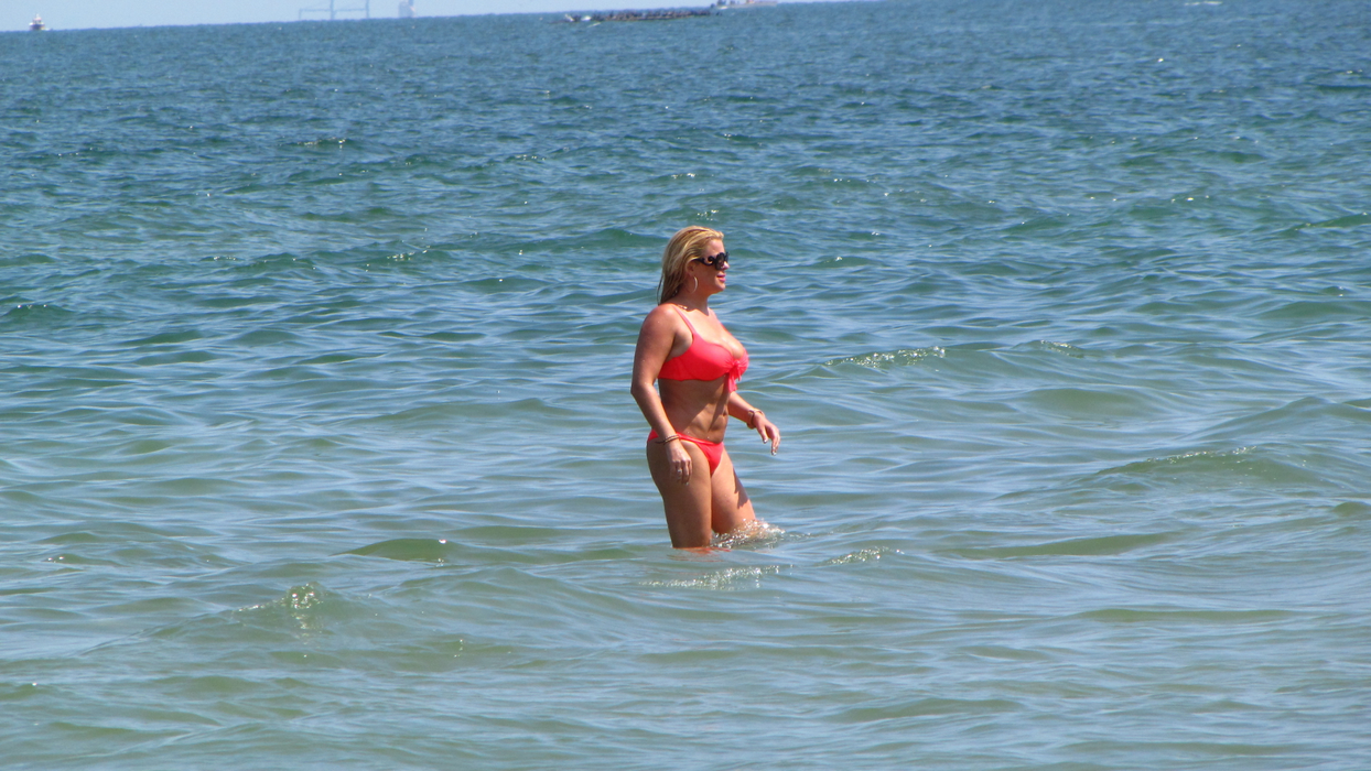 Doamnelor, nu vă lasaţi bărbaţii să vadă aceste imagini! Leta şi cu Nicoleta, ”pericole publice” pe plaja din Mamaia!