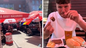 Acest englez a comandat 4 mici la Terasa Obor din București. Cum a reacționat când a mușcat pentru prima dată dintr-unul și ce a făcut cu cele două scobitori primite