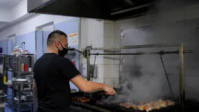 Cum să cureți eficient filtrele de la hota din bucătărie. Ponturi pentru curățarea grăsimii