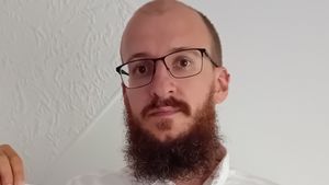 L-a urmărit o țară întreagă la televizor, iar acum e de nerecunoscut. S-a schimbat radical în 10 ani