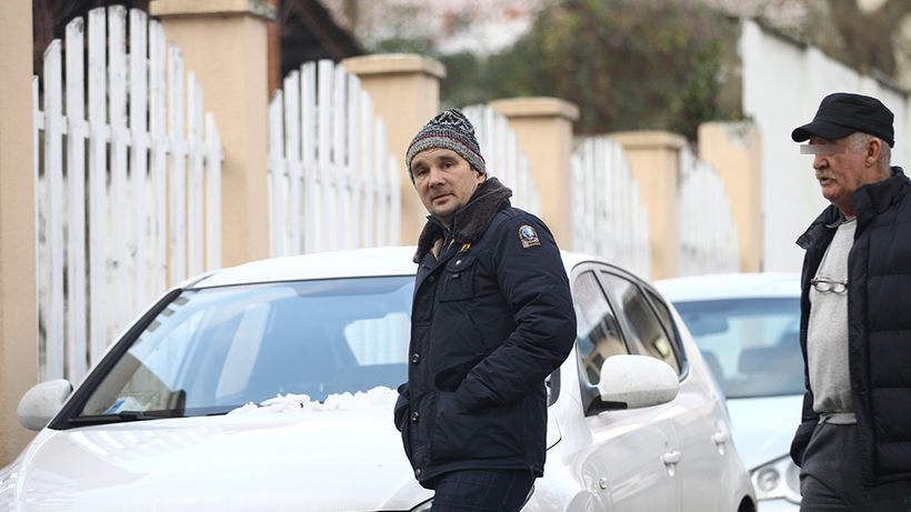 MEGAEXCLUSIVITATE. Este proprietarul unuia dintre cele mai puternice trusturi de televiziune şi nimic nu-i trădează averea gigantică. ”Miliardarul fără chip” este probabil cel mai bogat român, dar locuieşte într-un hotel de 2 stele abandonat şi…